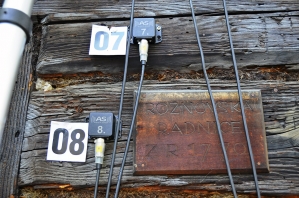 Obr. 8: Ukázka akustické detekce aktivity larev v dřevěných prvcích roubení Chalupy z Prlova a radnice ve Valašském muzeu v přírodě, Rožnov pod Radhoštěm