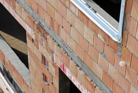 Obr. 5: Vyložení zdiva pro zateplení stropní desky