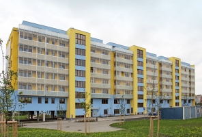 Obr. 7: Pohled z ulice včetně postranních štítů