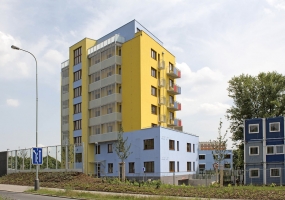 Obr. 7: Pohled z ulice včetně postranních štítů