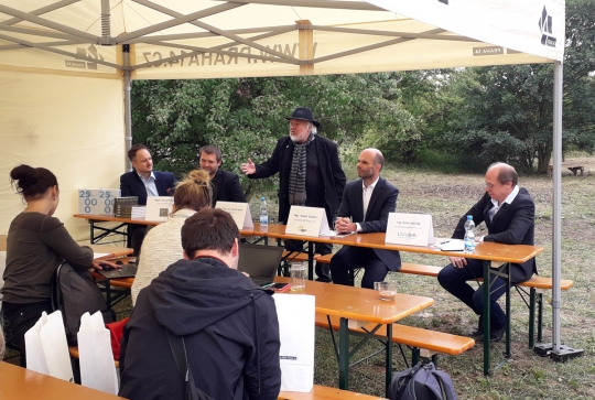 Lidi, který přicházej k rozhledně, dostávají chuť na ní vylézt, je to cíl jejich cesty, a ta chuť rozhlídnout se po kraji nám možná nahrazuje staré pohanské obřady, jakési zvláštní spojení se zemí. My, národ neznabohů, a i v tom si s Čechy rozumím, se dostáváme na vrcholu rozhledny do jinýho rozměru života. Najednou cítíme, že jsme součástí široký krajiny, cejtíme v sobě poryvy svobody, poryvy odvahy, a to jsou věci, kterých je v Čechách hrozně málo, vzkazuje vám Martin Rajniš.