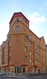 Dům na Letné působí tak jako kdysi, jeho fasáda je pečlivě opravena