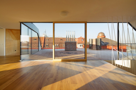 Velký byt v podkroví má směrem k terase prosklené celé stěny