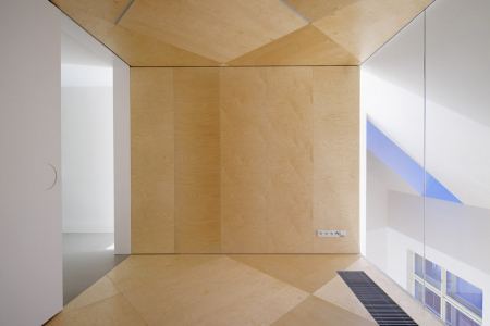 Jeden z kubusů je proveden kompletně v překližce