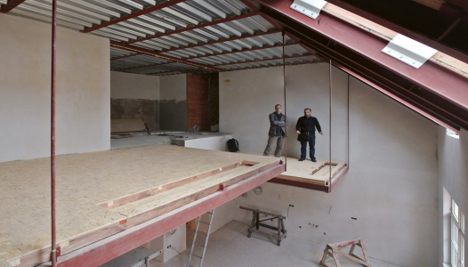 Ocelové rámy svařené z U nosníků nesou v rozích navařená ocelová táhla