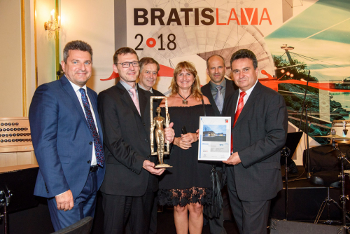 Slavnostní předání cen Life Challenge Award v Bratislavě – zleva: Ing. Pavel Med, Ing. arch. Jan Dvořák, Ing. Milan Špulák, Ing. arch. Radana Duňková, Ing. Pavel Čurda a Ing. Aleš Kotyza