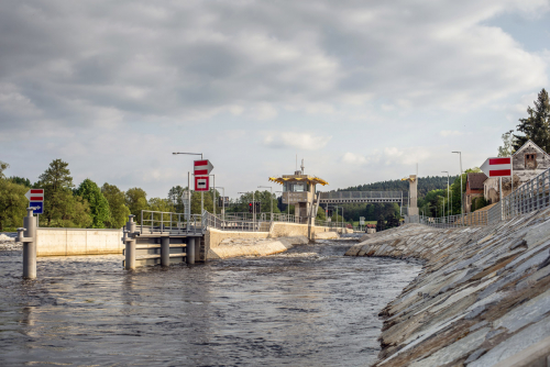 Obr. 3: Plavební komora u jezu Hněvkovice a modernizace jezu Hněvkovice