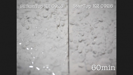 Laboratorní ukázka schopnosti omítky absorbovat vlhkost (kapka vody) v závislosti na čase. Vpravo je vzorek omítky Baumit StarTop, vlevo vzorek běžné silikonové omítky