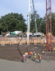 Betonáž novostavby v ulici U Uranie v Praze 7