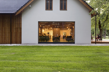 Průčelí s oknem o velikosti 2,5 x 5 m dokazuje, že nové prvky nemusí historickou stavbu poškodit