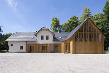 U zadní strany objektu je vstup do kuchyně a sociální zázemí