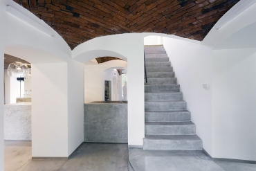 Původní klenby zůstaly zachovány, doplňují je soudobé materiály