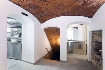 Původní klenby zůstaly zachovány, doplňují je soudobé materiály