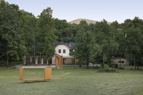 Součástí restaurace je dřevěná brána a venkovní posezení, vybudován byl také lesní bufet a dětské přírodní hřiště