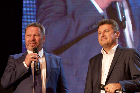 Popřát přijel na oslavu 25 let také Alfred Gsandtner (vlevo), zakladatel českého Baumitu, který v roce 1992 přijal do funkce jednatele Ing. Pavla Meda (vpravo)