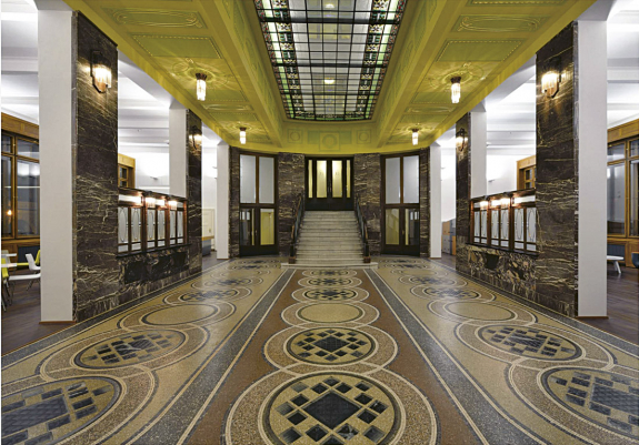 Vstupní hala je nyní otevřená jako kdysi, všechny původní prvky byly pečlivě restaurovány