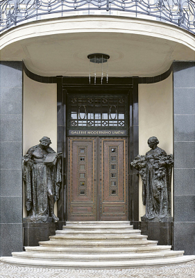 Sochy od Ladislava Šalouna u hlavního vstupu