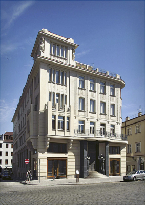 Fasáda do náměstí – všechna okna byla vyměněna za repliky 