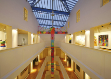 Prostor pod světlíkem získal zcela nový charakter, který galerii svědčí