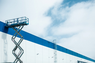 Budova distribučního centra DHL v chebské průmyslové zóně