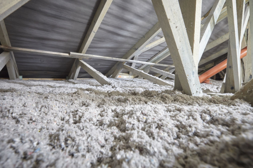 Materiálové složení: celulózová vlna z odpadního papíru (cca 80,5–90,5 %), minerální přísady (9,5–19,5 %)