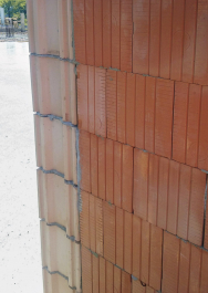 Obr. 2: Kombinace obvodového zdiva na tenkovrstvou maltu a akustického zdiva na klasickou maltu