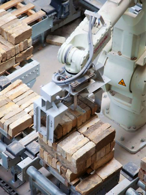 Obr. 2: Robotizovaná linka – sektor třídění cihel (zdroj http://gamlemursten.dk/)