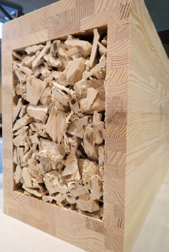 Obr. 3: Nosník s dutinou vyplněnou dřevným odpadem s nánosem lepidla