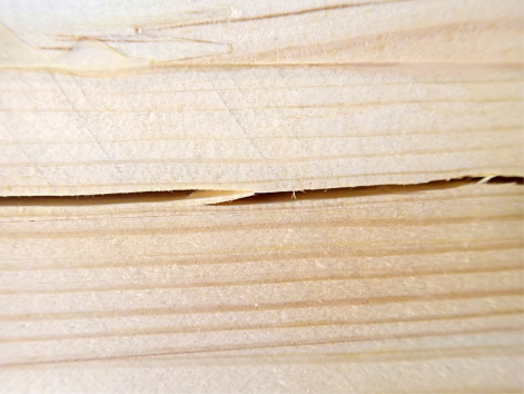 Obr. 4: Trhliny ve stojině nosníku