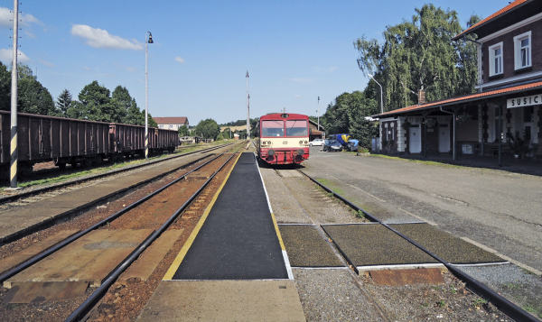Obr. 14: Stěrka s obsahem gumového granulátu na nástupišti železniční stanice v Sušici