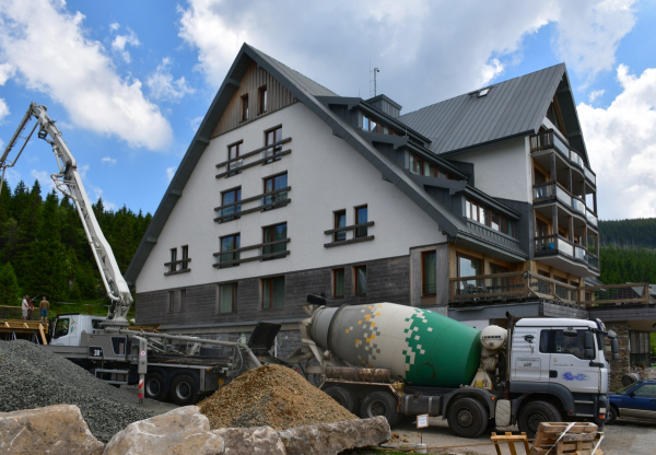 Beton pro Erlebachovu boudu v Krkonoších