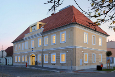 Průčelí budovy radnice do náměstí se téměř nezměnilo – sokl má však nyní odvětraný kamenný obklad, krov i krytina střechy jsou zcela nové, všechna okna byla vyměněna