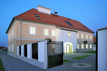 Pohled ze dvora – v prostoru bývalého průjezdu je vstupní hala