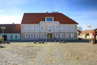 Za vikýřem s hodinami na skleněné ploše je historický hodinový stroj