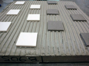 Obr. 1: Testovací plocha s naneseným lepidlem a přilepenými vzorky