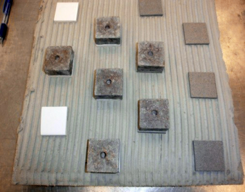 Obr. 2: Testovací plocha s naneseným lepidlem a přilepenými vzorky a terčíky odtrhoměru