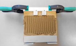 Obr. 5: Testovací plocha s naneseným lepidlem upevněným pravítkem a umístěnými distančními tělísky