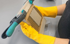 Obr. 6: Testovací plocha s naneseným lepidlem upevněným pravítkem, umístěnými distančními tělísky a nalepeným nenasákavým střepem velikosti 20x20 cm. Vše orientováno na svislo.