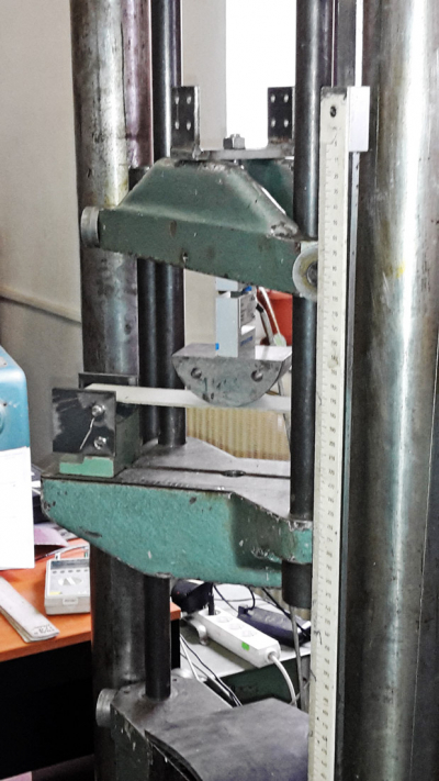 Obr. 8: Měření deformovatelnosti – flexibility lepidla na obklady a dlažby