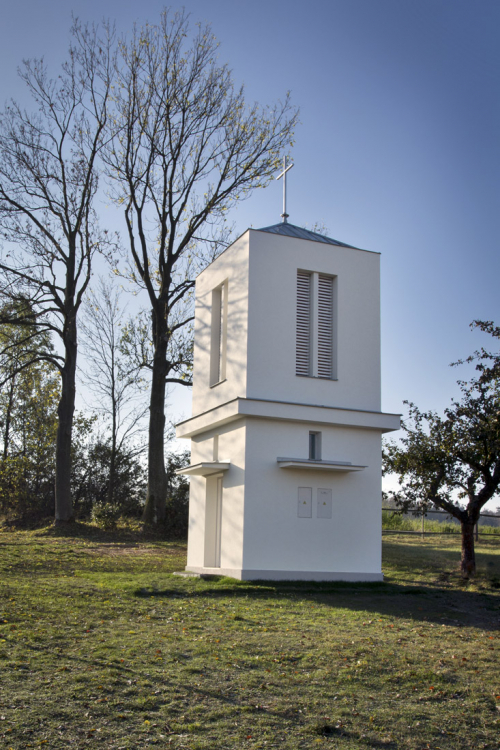 Příklad konverze opuštěné, nefunkční trafostanice v Deblově. Kaple je zasvěcená Strážným andělům.