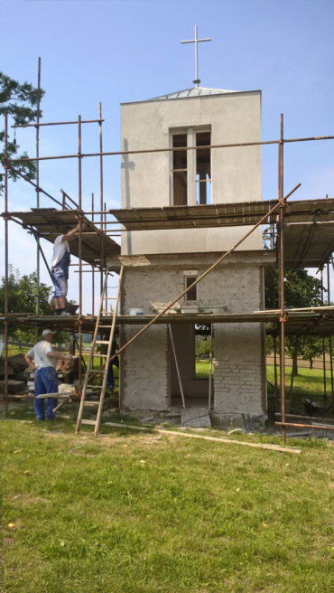 Objekt čtvercového půdorysu je využit s minimálními stavebními zásahy jako kaple, nástavba patra slouží jako zvonice, ukončená střechou s křížem