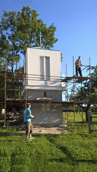 Objekt čtvercového půdorysu je využit s minimálními stavebními zásahy jako kaple, nástavba patra slouží jako zvonice, ukončená střechou s křížem
