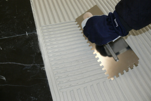 Ideálním lepidlem na skleněné obklady a dlažby je bílé flexibilní lepidlo FLEXKLEBER WEISS