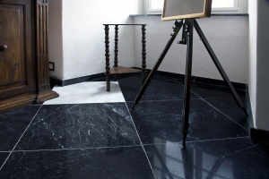 Ideálním lepidlem na skleněné obklady a dlažby je bílé flexibilní lepidlo FLEXKLEBER WEISS