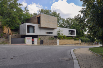 Terénní převýšení tvoří až 9 m vysoká, téměř svislá stěna, dispoziční řešení domu tedy využilo tří podlaží