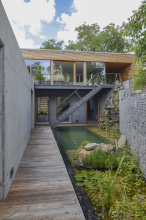 Mezi domem a skalní stěnou vzniklo atrium, oddělené od ulice