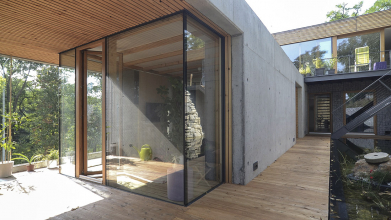 V návaznosti na dům bylo realizováno přírodní jezírko