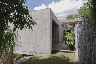 U spodního kvádru byla stavba navržena s ohledem na rozměry bednicích dílců systémového bednění