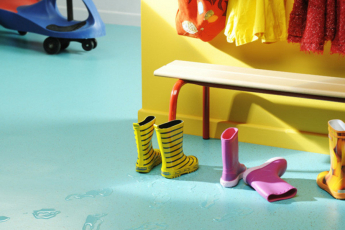 Gerflor Taralay Premium. Nový chirurgický pavilon nemocnice Třebíč byl otevřen koncem listopadu minulého roku. Na chodbách byla instalována heterogenní krytina Gerflor Taralay Premium Compact řady Osmoz, Indiana a Brazilia o celkové ploše 3572 m². V pokojích pacientů a sesternách se setkáme s krytinami Taralay Impression Compact nebo homogenním PVC Mipolam Elegance. V diagnostických odděleních včetně JIP je na podlaze Mipolam Elegance EL5.