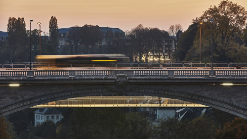 Lávka pro chodce, jízdní kola a osoby se sníženou pohyblivostí pod mostem Adolphe v Lucembursku